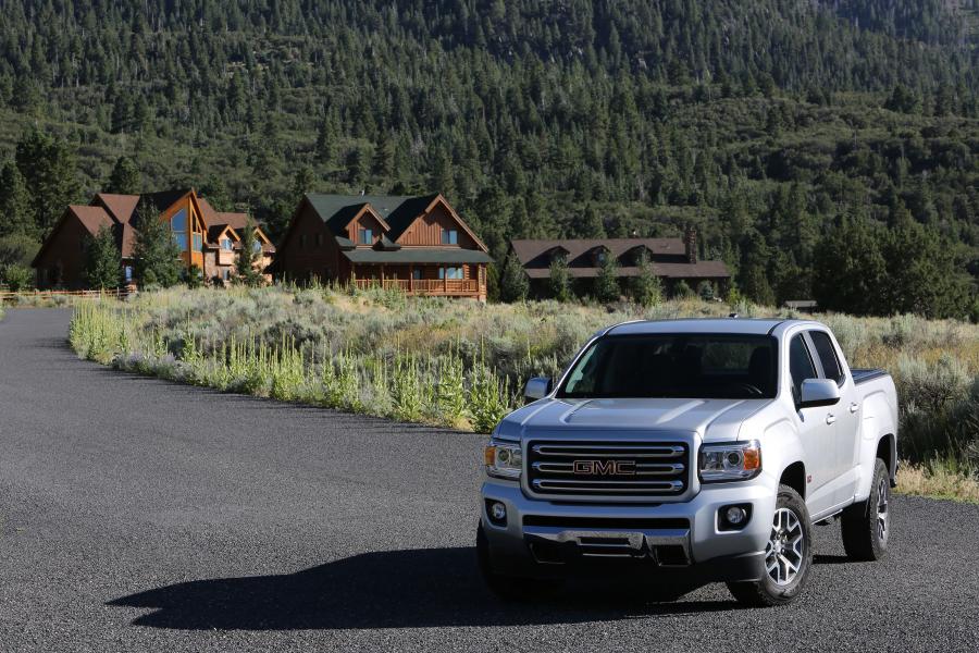  GMC Canyon All Terrain Crew Cab 2015 года  (фото 17 из 21)